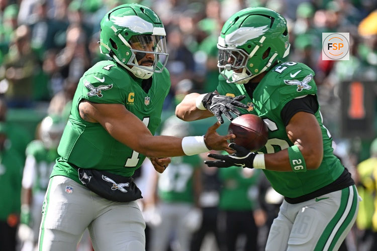 Oct 26, 2025; Philadelphia, Pennsylvania, USA; Philadelphia Eagles quarterback Jalen Hurts (1) hands off to running back Saquon Barkley (26) against the New York Giants at Lincoln Financial Field. Credit: Eric Hartline-Imagn Images