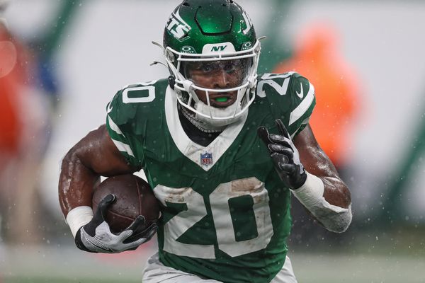 Nov 9, 2025; East Rutherford, New Jersey, USA; New York Jets running back Breece Hall (20) carries the ball during the second half against the Cleveland Browns at MetLife Stadium. Mandatory Credit: Vincent Carchietta-Imagn Images