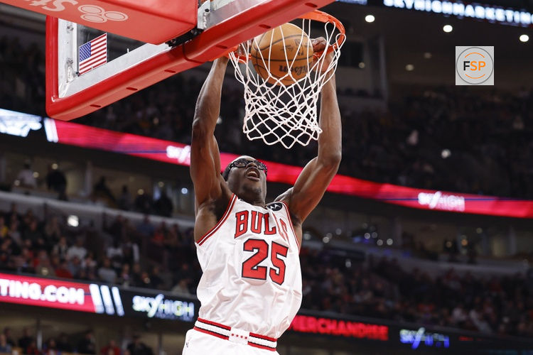 Jan 26, 2026; Chicago, Illinois, USA; Chicago Bulls forward Jalen Smith (25) scores against the Los Angeles Lakers during the first half at United Center. Credit: Kamil Krzaczynski-Imagn Images