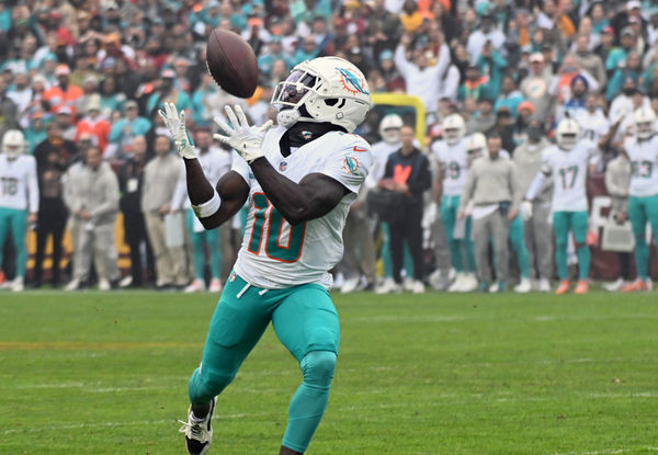 LANDOVER, MD - DECEMBER 03: Miami Dolphins wide receiver Tyreek Hill (10) catches a 60 yard touchdown pass during the NFL game between the Miami Dolphins and the Washington Commanders on December 3, 2023 at Fed Ex Field in Landover, MD. (Photo by Mark Goldman/Icon Sportswire)