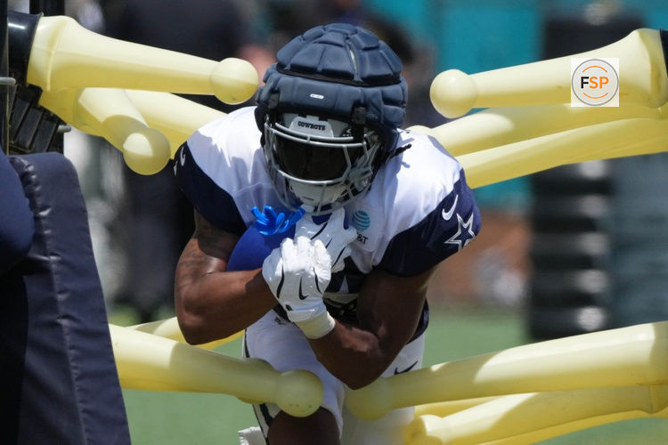 Jul 27, 2025; Oxnard, CA, USA; Dallas Cowboys running back Jaydon Blue (34) carries the ball at training camp at the River Ridge Fields. Credit: Kirby Lee-Imagn Images