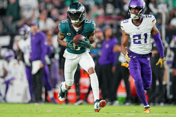 PHILADELPHIA, PA - SEPTEMBER 14: Philadelphia Eagles wide receiver DeVonta Smith (6) catches a touchdown pass during the game between the Minnesota Vikings and the Philadelphia Eagles on September 14, 2023, at Lincoln Financial Field, in Philadelphia, PA. (Photo by Andy Lewis/Icon Sportswire)