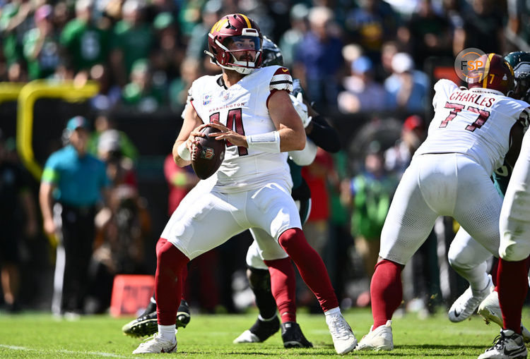 PHILADELPHIA, PA - OCTOBER 01: Washington Commanders Quarterback Sam Howell (14) holds the ball in the first half during the game between the Washington Commanders and Philadelphia Eagles on October 01, 2023 at Lincoln Financial Field in Philadelphia, PA. (Photo by Kyle Ross/Icon Sportswire)