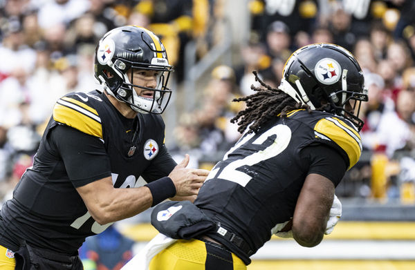 CINCINNATI, OH - NOVEMBER 26: Pittsburgh Steelers running back Jaylen Warren (30) carries the ball during the game against the Pittsburgh Steelers and the Cincinnati Bengals on November 26, 2023, at Paycor Stadium in Cincinnati, OH. (Photo by Ian Johnson/Icon Sportswire)