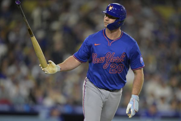 Jun 4, 2025; Los Angeles, California, USA; New York Mets first baseman Pete Alonso (20) flips his bat as he rounds the bases after hitting a three run home run in the eighth inning against the Los Angeles Dodgers at Dodger Stadium. Mandatory Credit: Jayne Kamin-Oncea-Imagn Images