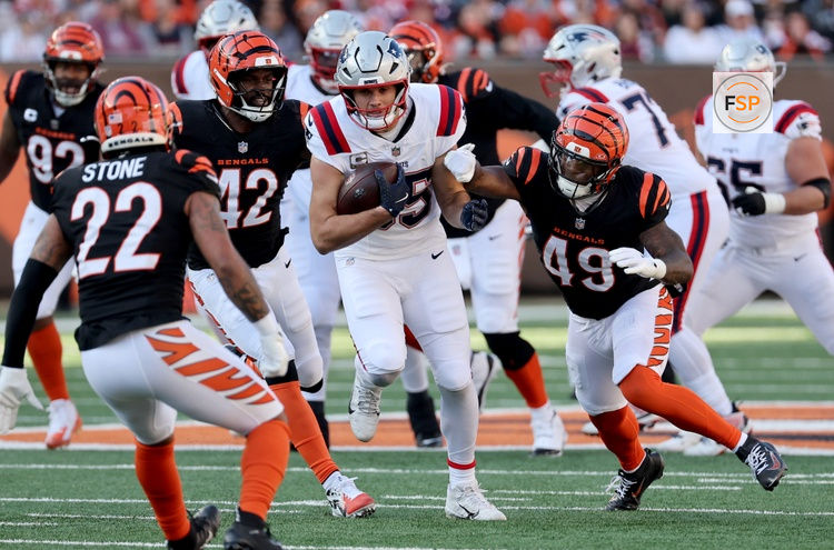 Nov 23, 2025; Cincinnati, Ohio, USA; New England Patriots tight end Hunter Henry (85) runs against Cincinnati Bengals linebacker Oren Burks (42) and linebacker Barrett Carter (49) during the first half at Paycor Stadium. Credit: Joseph Maiorana-Imagn Images