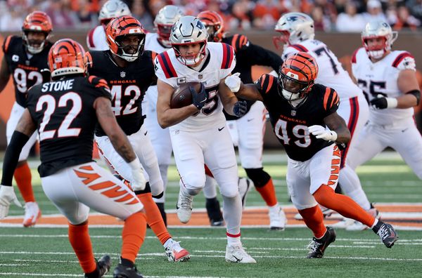 Nov 23, 2025; Cincinnati, Ohio, USA; New England Patriots tight end Hunter Henry (85) runs against Cincinnati Bengals linebacker Oren Burks (42) and linebacker Barrett Carter (49) during the first half at Paycor Stadium. Mandatory Credit: Joseph Maiorana-Imagn Images