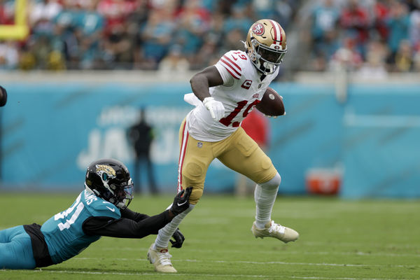 JACKSONVILLE, FL - NOVEMBER 12: San Francisco 49ers wide receiver Deebo Samuel (19) runs with the ball during the game between the San Francisco 49ers and theJacksonville Jaguars on November 12, 2023 at  EverBank Stadium in Jacksonville, Florida. (Photo by David Rosenblum/Icon Sportswire)