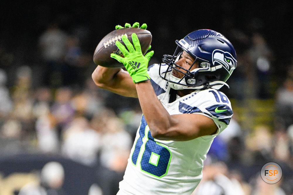 NEW ORLEANS, LA - OCTOBER 09: Seattle Seahawks wide receiver Tyler Lockett (16) warms up before the football game between the Seattle Seahawks and New Orleans Saints at Caesars Superdome on October 9, 2022 in New Orleans, LA. (Photo by Ken Murray/Icon Sportswire)