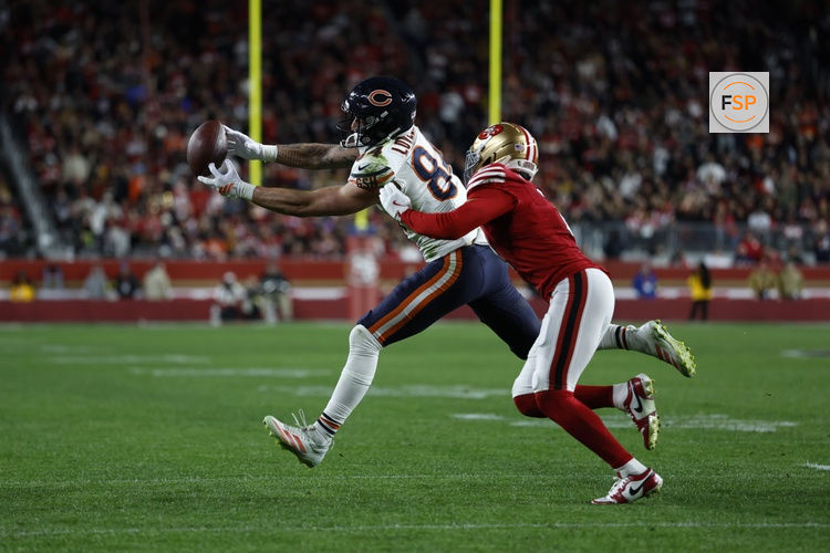 Dec 28, 2025; Santa Clara, California, USA; Chicago Bears tight end Colston Loveland (84) makes a catch against San Francisco 49ers cornerback Deommodore Lenoir (2) in the second half at Levi's Stadium. Credit: Sergio Estrada-Imagn Images