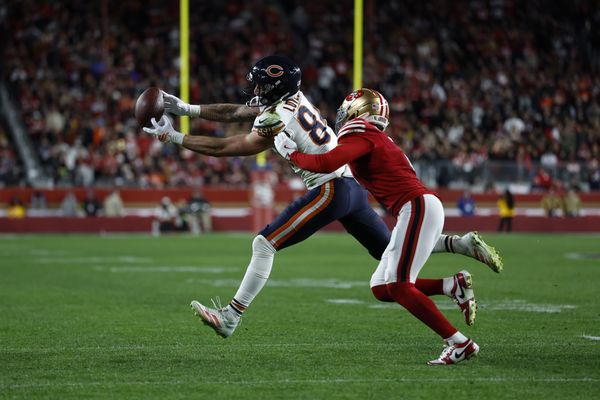 Dec 28, 2025; Santa Clara, California, USA; Chicago Bears tight end Colston Loveland (84) makes a catch against San Francisco 49ers cornerback Deommodore Lenoir (2) in the second half at Levi's Stadium. Mandatory Credit: Sergio Estrada-Imagn Images