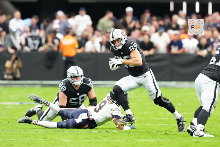 Sep 28, 2025; Paradise, Nevada, USA; Las Vegas Raiders tight end Brock Bowers (89) runs the ball during the second half against the Chicago Bears at Allegiant Stadium. Credit: Stephen R. Sylvanie-Imagn Images
