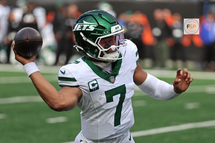 Oct 26, 2025; Cincinnati, Ohio, USA; New York Jets quarterback Justin Fields (7) looks to pass the ball during the fourth quarter against the Cincinnati Bengals at Paycor Stadium. Credit: Joseph Maiorana-Imagn Images