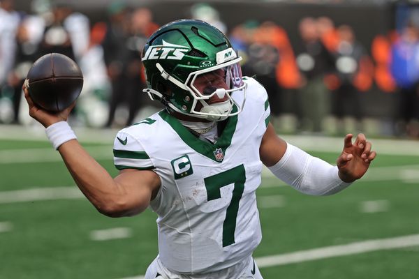 Oct 26, 2025; Cincinnati, Ohio, USA; New York Jets quarterback Justin Fields (7) looks to pass the ball during the fourth quarter against the Cincinnati Bengals at Paycor Stadium. Mandatory Credit: Joseph Maiorana-Imagn Images