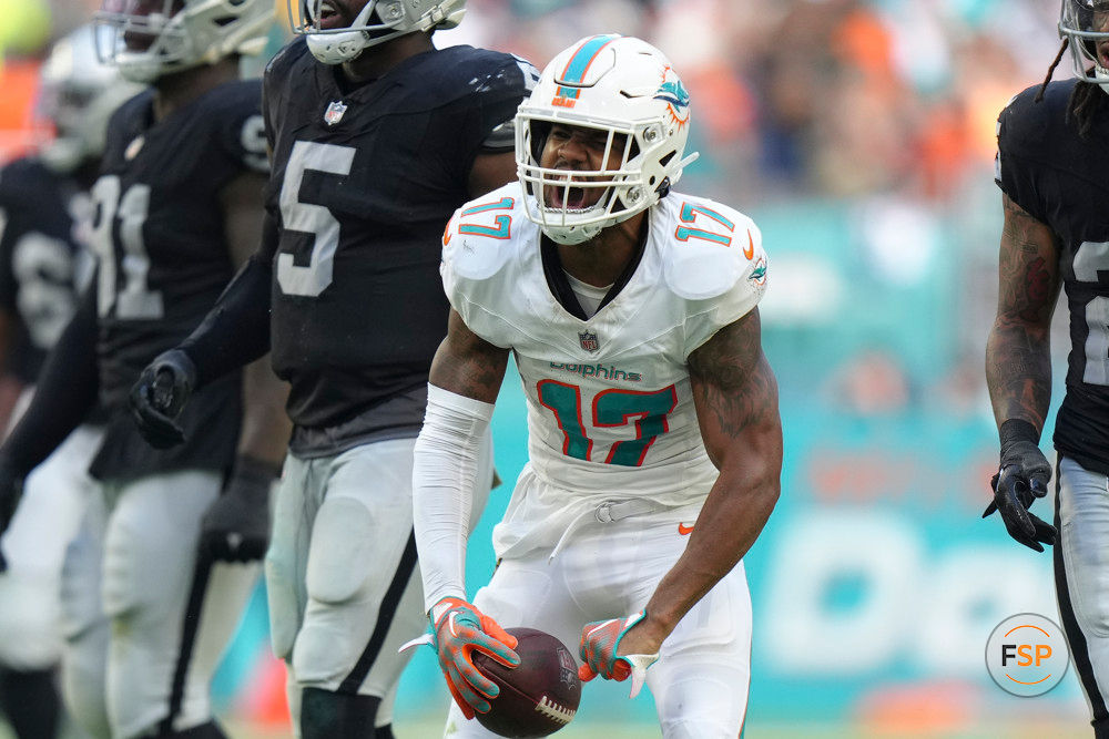 MIAMI GARDENS, FL - NOVEMBER 19: Miami Dolphins wide receiver Jaylen Waddle (17) shouts and flexes after a first down catch during the game between the Las Vegas Raiders and the Miami Dolphins on Sunday, November 19, 2023 at Hard Rock Stadium, Miami, Fla. (Photo by Peter Joneleit/Icon Sportswire)