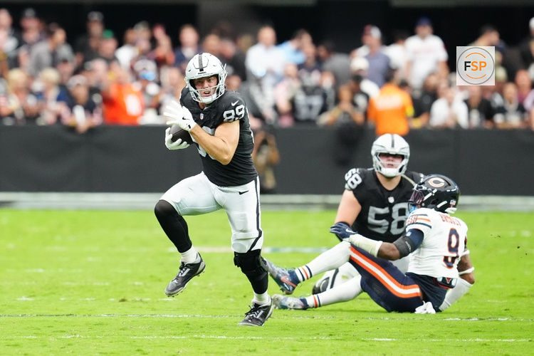 Sep 28, 2025; Paradise, Nevada, USA; Las Vegas Raiders tight end Brock Bowers (89) runs the ball during the second half against the Chicago Bears at Allegiant Stadium. Credit: Stephen R. Sylvanie-Imagn Images