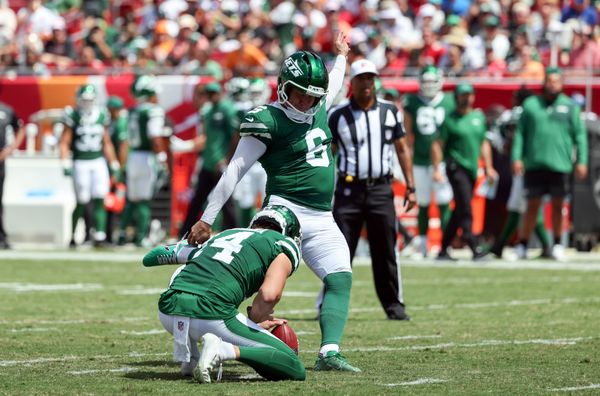 Sep 21, 2025; Tampa, Florida, USA; New York Jets kicker Nick Folk (6) makes a field goal against the Tampa Bay Buccaneers during the first quarter at Raymond James Stadium. Mandatory Credit: Kim Klement Neitzel-Imagn Images