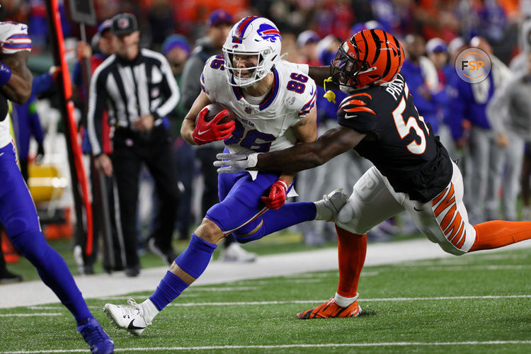 CINCINNATI, OH - NOVEMBER 05: Buffalo Bills tight end Dalton Kincaid (86) carries the ball during the game against the Buffalo Bills and the Cincinnati Bengals on November 5, 2023, at Paycor Stadium in Cincinnati, OH. (Photo by Ian Johnson/Icon Sportswire)