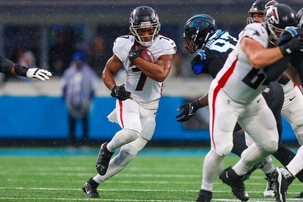 CHARLOTTE, NC - DECEMBER 17: Bijan Robinson #7 of the Atlanta Falcons runs the ball during an NFL game against the Carolina Panthers at Bank of America Stadium in Charlotte, North Carolina on Dec 17, 2023. (Photo by David Jensen/Icon Sportswire)