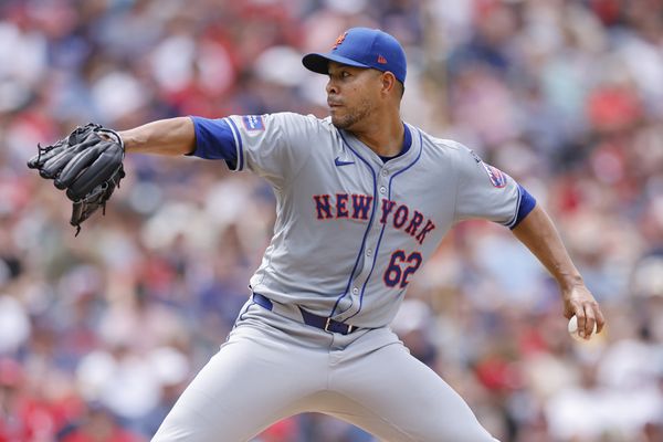CLEVELAND, OH - MAY 22: New York Mets pitcher Jose Quintana (62) delivers a pitch during an MLB game against the Cleveland Guardians on May 22, 2024 at Progressive Field in Cleveland, Ohio. (Photo by Joe Robbins/Icon Sportswire)