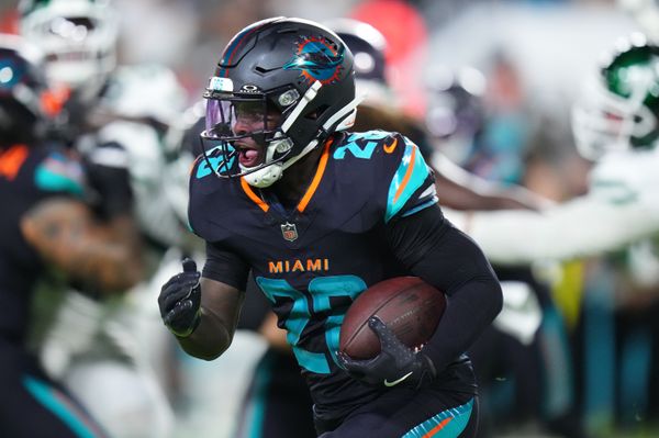Sep 29, 2025; Miami Gardens, Florida, USA; Miami Dolphins running back De'von Achane (28) rushes the ball against the New York Jets during the first half at Hard Rock Stadium. Mandatory Credit: Rich Storry-Imagn Images