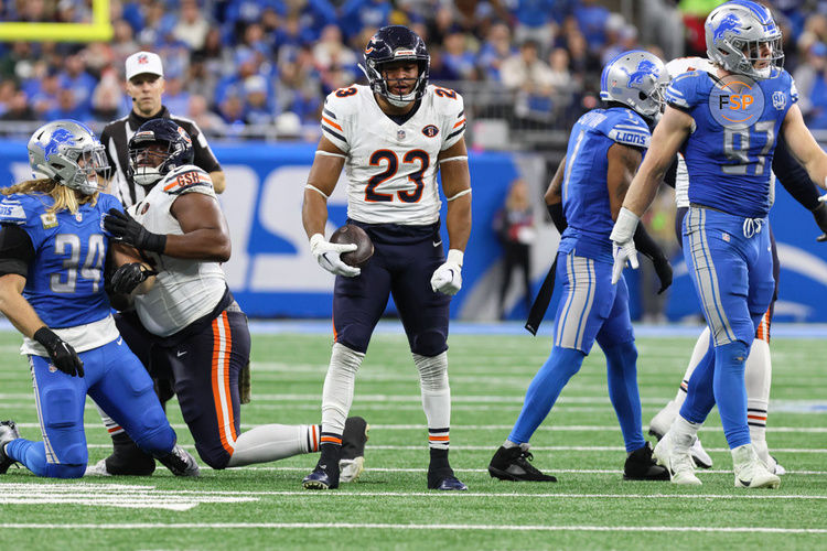 DETROIT, MI - NOVEMBER 19:  Chicago Bears running back Roschon Johnson (23) celebrates gaining yardage on a running play during an NFL football game between the Chicago Bears and the Detroit Lions on November 19, 2023 at Ford Field in Detroit, Michigan.  (Photo by Scott W. Grau/Icon Sportswire)