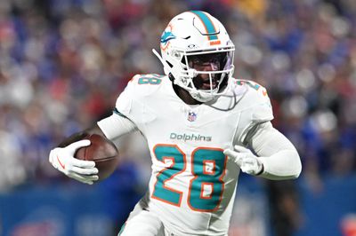 Sep 18, 2025; Orchard Park, New York, USA; Miami Dolphins running back de'von Achane (28) runs against the Buffalo Bills in the first half at Highmark Stadium. Mandatory Credit: Mark Konezny-Imagn Images