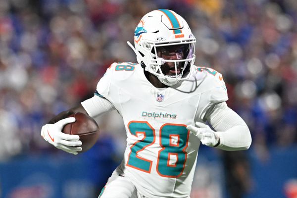 Sep 18, 2025; Orchard Park, New York, USA; Miami Dolphins running back de'von Achane (28) runs against the Buffalo Bills in the first half at Highmark Stadium. Mandatory Credit: Mark Konezny-Imagn Images