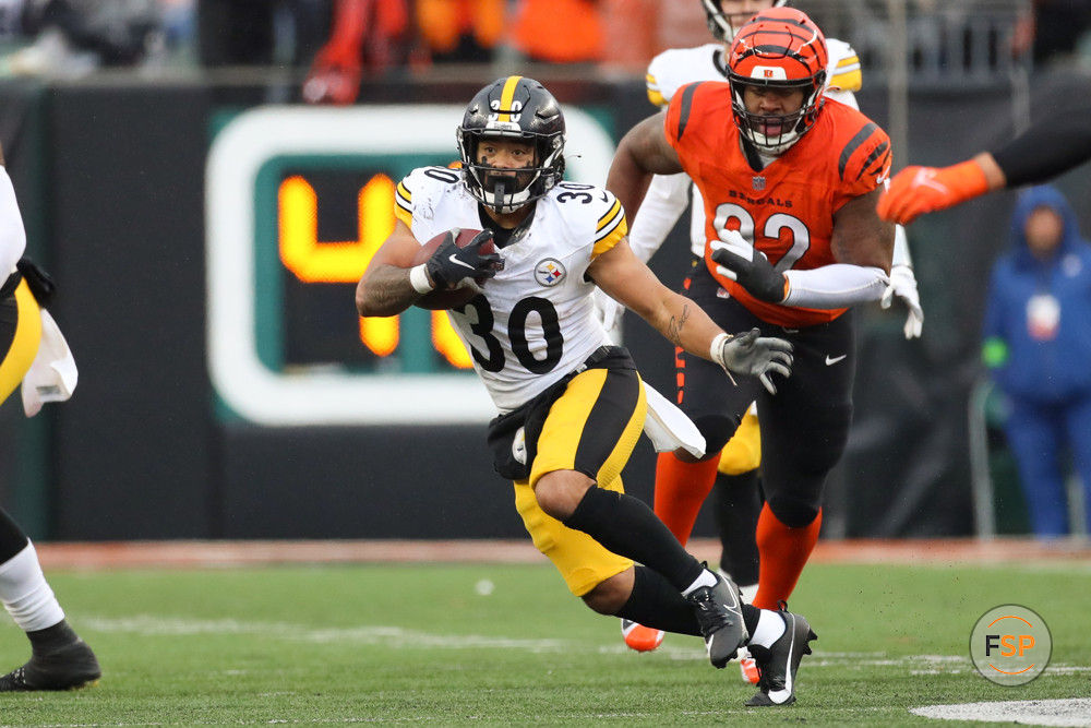 CINCINNATI, OH - NOVEMBER 26: Pittsburgh Steelers running back Jaylen Warren (30) carries the ball during the game against the Pittsburgh Steelers and the Cincinnati Bengals on November 26, 2023, at Paycor Stadium in Cincinnati, OH. (Photo by Ian Johnson/Icon Sportswire)