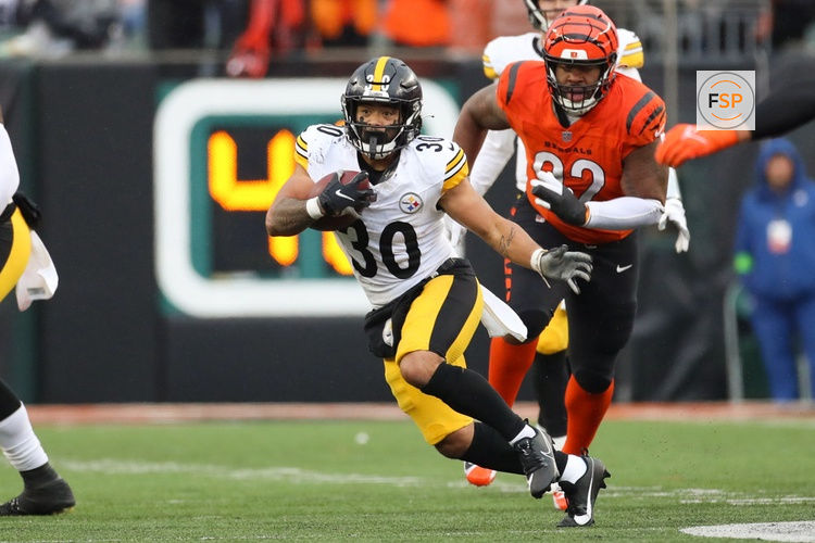 CINCINNATI, OH - NOVEMBER 26: Pittsburgh Steelers running back Jaylen Warren (30) carries the ball during the game against the Pittsburgh Steelers and the Cincinnati Bengals on November 26, 2023, at Paycor Stadium in Cincinnati, OH. (Photo by Ian Johnson/Icon Sportswire)