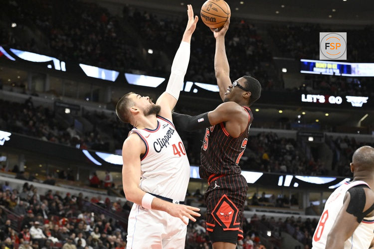 Jan 20, 2026; Chicago, Illinois, USA; Chicago Bulls forward Jalen Smith (25) shoots against LA Clippers center Ivica Zubac (40) during the second half at United Center. Credit: Matt Marton-Imagn Images