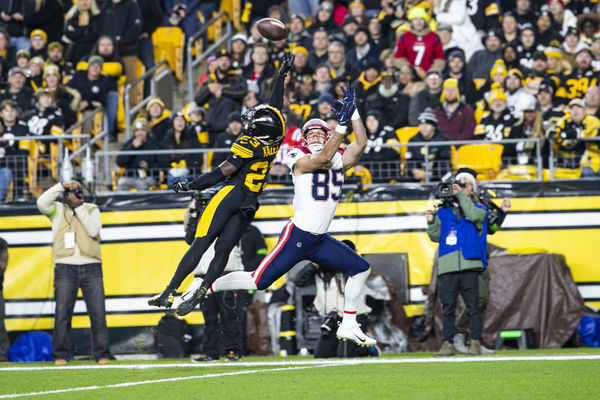 PITTSBURGH, PA - DECEMBER 07: New England Patriots tight end Hunter Henry (85) catches a touchdown pass during the regular season NFL football game between the New England Patriots and Pittsburgh Steelers on December 07, 2023 at Acrisure Stadium in Pittsburgh, PA. (Photo by Mark Alberti/Icon Sportswire)