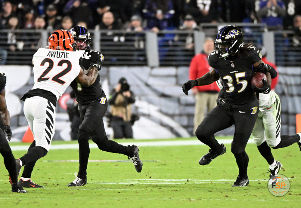 BALTIMORE, MD - NOVEMBER 16:  Baltimore Ravens running back Gus Edwards (35) in action during the Cincinnati Bengals game versus the Baltimore Ravens on November 16, 2023 at M&T Bank Stadium in Baltimore, MD.  (Photo by Mark Goldman/Icon Sportswire)
