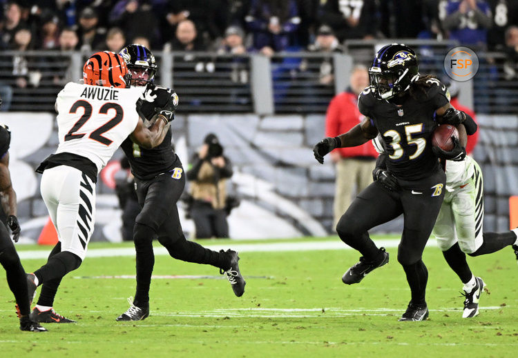 BALTIMORE, MD - NOVEMBER 16:  Baltimore Ravens running back Gus Edwards (35) in action during the Cincinnati Bengals game versus the Baltimore Ravens on November 16, 2023 at M&T Bank Stadium in Baltimore, MD.  (Photo by Mark Goldman/Icon Sportswire)