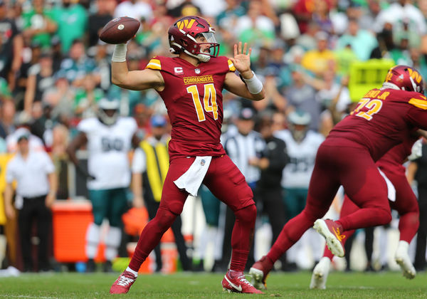 LANDOVER, MD - OCTOBER 29: Washington Commanders quarterback Sam Howell (14) throws a pass from the pocket during the Philadelphia Eagles game versus the Washington Commanders on October 29, 2023, at FedEx Field in Landover, MD. (Photo by Lee Coleman/Icon Sportswire)