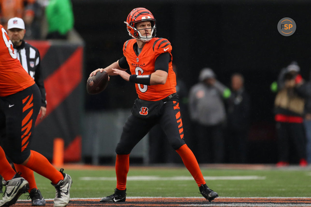 CINCINNATI, OH - NOVEMBER 26: Cincinnati Bengals quarterback Jake Browning (6) passes the ball during the game against the Pittsburgh Steelers and the Cincinnati Bengals on November 26, 2023, at Paycor Stadium in Cincinnati, OH. (Photo by Ian Johnson/Icon Sportswire)
