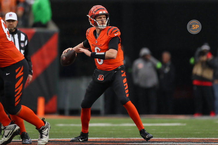 CINCINNATI, OH - NOVEMBER 26: Cincinnati Bengals quarterback Jake Browning (6) passes the ball during the game against the Pittsburgh Steelers and the Cincinnati Bengals on November 26, 2023, at Paycor Stadium in Cincinnati, OH. (Photo by Ian Johnson/Icon Sportswire)
