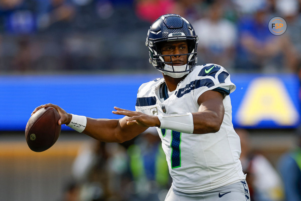 INGLEWOOD, CA - NOVEMBER 19: Seattle Seahawks quarterback Geno Smith (7) passes the ball in the first quarter during an NFL regular season game between the Seattle Seahawks and the Los Angeles Rams on November 19, 2023, at SoFi Stadium in Inglewood, CA. (Photo by Brandon Sloter/Icon Sportswire)