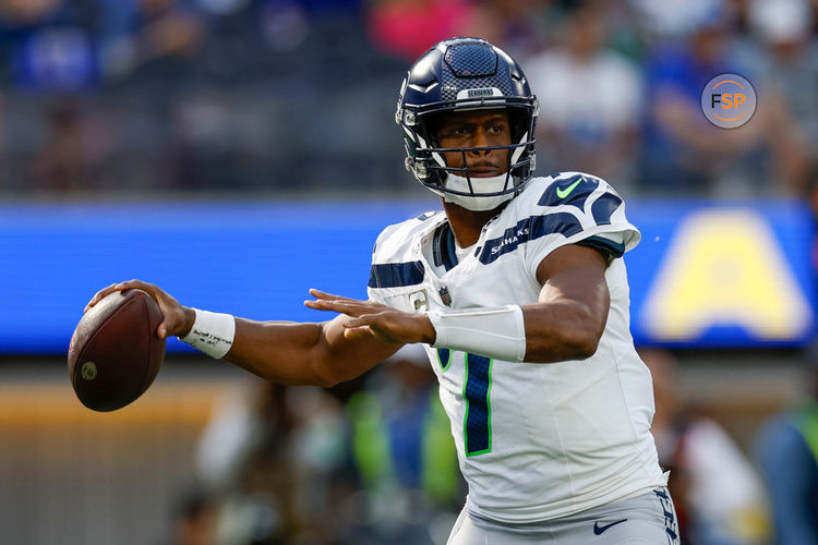 INGLEWOOD, CA - NOVEMBER 19: Seattle Seahawks quarterback Geno Smith (7) passes the ball in the first quarter during an NFL regular season game between the Seattle Seahawks and the Los Angeles Rams on November 19, 2023, at SoFi Stadium in Inglewood, CA. (Photo by Brandon Sloter/Icon Sportswire)