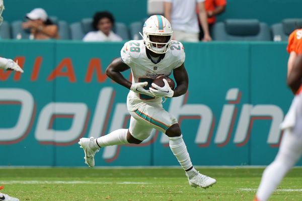 MIAMI GARDENS, FL - SEPTEMBER 24: Miami Dolphins running back De'Von Achane (28) runs after the catch in the second half during the game between the Denver Broncos and the Miami Dolphins on Sunday, September 24, 2023 at Hard Rock Stadium, Miami, Fla. (Photo by Peter Joneleit/Icon Sportswire)