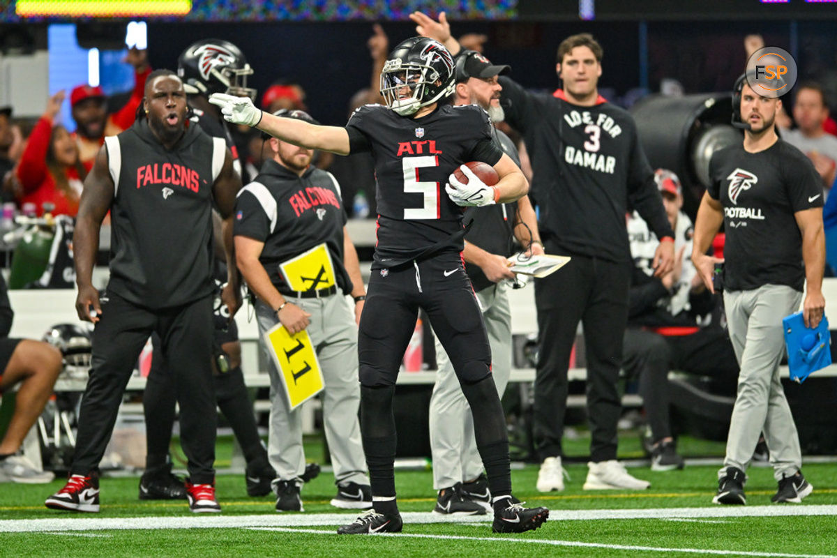 ATLANTA, GA – JANUARY 08:  Atlanta wide receiver Drake London (5) reacts after gaining a first down during the NFL game between the Tampa Bay Buccaneers and the Atlanta Falcons on January 8th, 2023 at Mercedes-Benz Stadium in Atlanta, GA.  (Photo by Rich von Biberstein/Icon Sportswire)