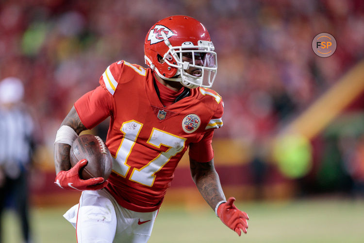 KANSAS CITY, MO - JANUARY 23: Kansas City Chiefs wide receiver Mecole Hardman (17) runs to the end zone during the AFC Divisional Round playoff game against the Buffalo Bills on January 23rd, 2022 at Arrowhead Stadium in Kansas City, Missouri. (Photo by William Purnell/Icon Sportswire)