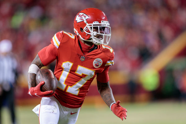 KANSAS CITY, MO - JANUARY 23: Kansas City Chiefs wide receiver Mecole Hardman (17) runs to the end zone during the AFC Divisional Round playoff game against the Buffalo Bills on January 23rd, 2022 at Arrowhead Stadium in Kansas City, Missouri. (Photo by William Purnell/Icon Sportswire)