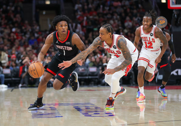 CHICAGO, IL - JANUARY 10: DeMar DeRozan #11 of the Chicago Bulls guards Amen Thompson #1 of the Houston Rockets during the second half at the United Center on January 10, 2024 in Chicago, Illinois. (Photo by Melissa Tamez/Icon Sportswire)