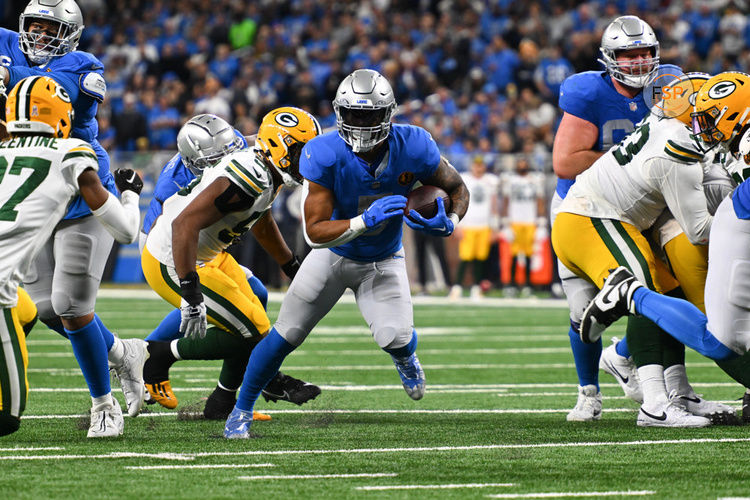 DETROIT, MI - NOVEMBER 23: Detroit Lions running back David Montgomery (5) finds a hole to run to a first down during the Detroit Lions versus the Green Bay Packers game on Thursday November 23, 2023 at Ford Field in Detroit, MI. (Photo by Steven King/Icon Sportswire)