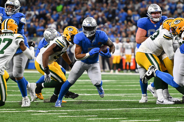 DETROIT, MI - NOVEMBER 23: Detroit Lions running back David Montgomery (5) finds a hole to run to a first down during the Detroit Lions versus the Green Bay Packers game on Thursday November 23, 2023 at Ford Field in Detroit, MI. (Photo by Steven King/Icon Sportswire)