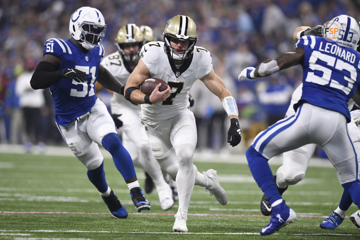 INDIANAPOLIS, IN - OCTOBER 29: New Orleans Saints Tight End Taysom Hill (7) carries during the NFL game between the New Orleans Saints and the Indianapolis Colts on October 29, 2023, at Lucas Oil Stadium in Indianapolis, Indiana. (Photo by Michael Allio/Icon Sportswire)