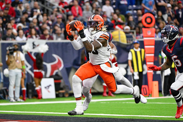 HOUSTON, TX - DECEMBER 24: Cleveland Browns tight end David Njoku (85) hauls in a first half touchdown reception as Houston Texans safety Adrian Amos (0) defends during the football game between the Cleveland Browns and Houston Texans at NRG Stadium on December 24, 2023 in Houston, Texas. (Photo by Ken Murray/Icon Sportswire)