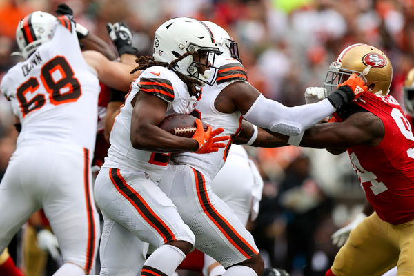 CLEVELAND, OH - OCTOBER 15: Cleveland Browns running back Kareem Hunt (27) carries the football during the first quarter of the National Football League game between the San Francisco 49ers and Cleveland Browns on October 15, 2023, at Cleveland Browns Stadium in Cleveland, OH. (Photo by Frank Jansky/Icon Sportswire)