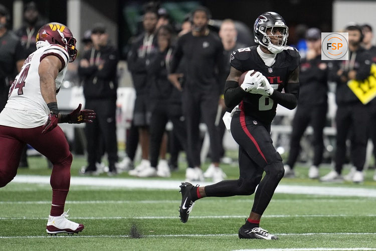 Sep 28, 2025; Atlanta, Georgia, USA; Atlanta Falcons tight end Kyle Pitts (8) runs against Washington Commanders middle linebacker Bobby Wagner (54) during the first quarter at Mercedes-Benz Stadium. Credit: Dale Zanine-Imagn Images